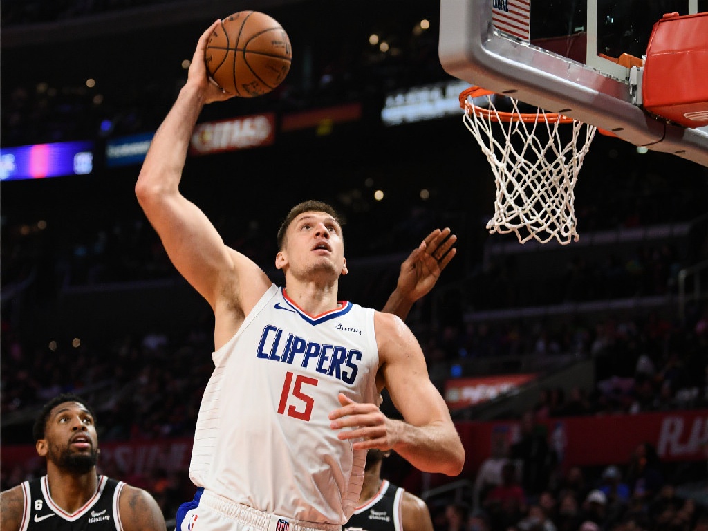 快船球员齐心支持，入场携印有祖巴茨T恤引发热议